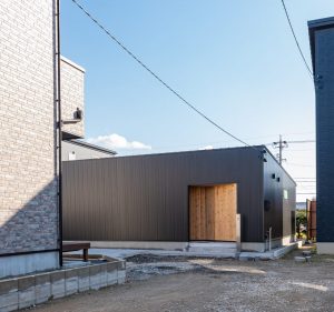 住宅密集地に建つ平屋の家の画像